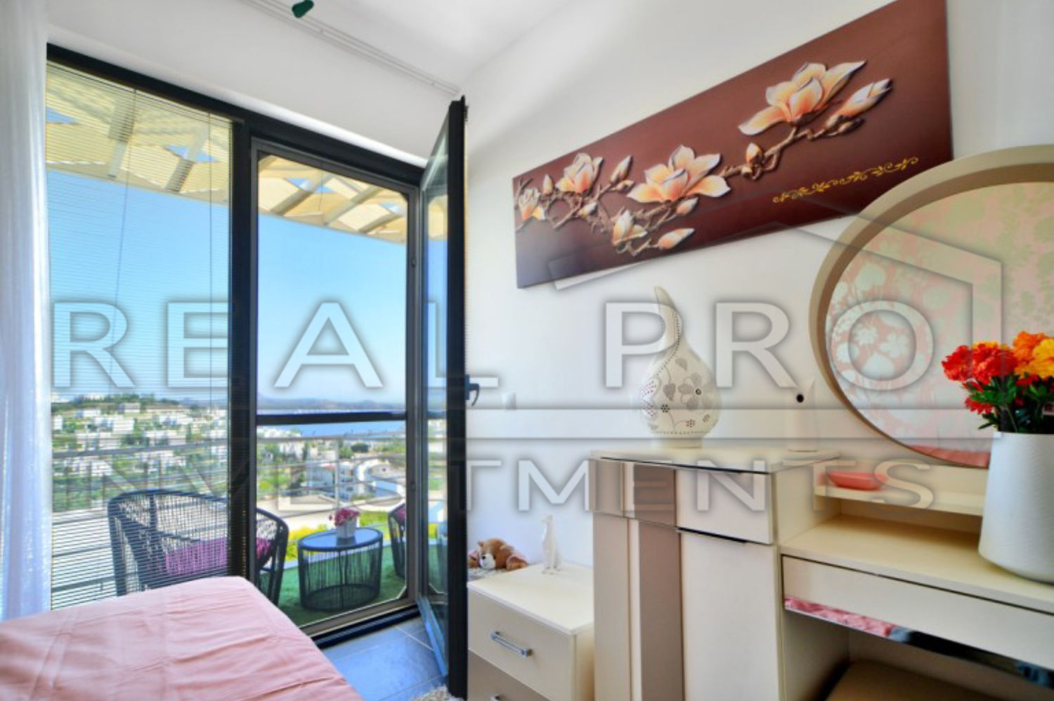 Moderne design villa met zeezicht te koop in Yalıkavak